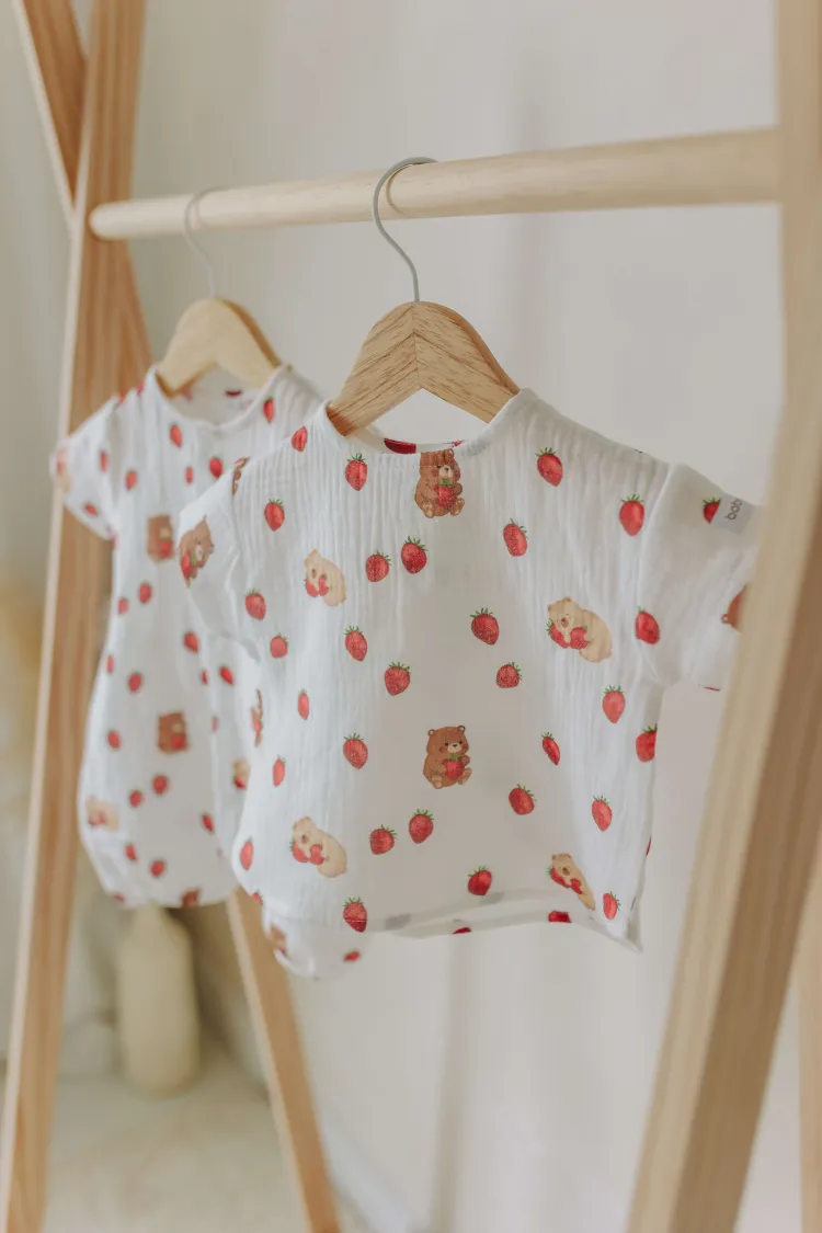 Komplet muślinowy: T-shirt i szorty Truskawki