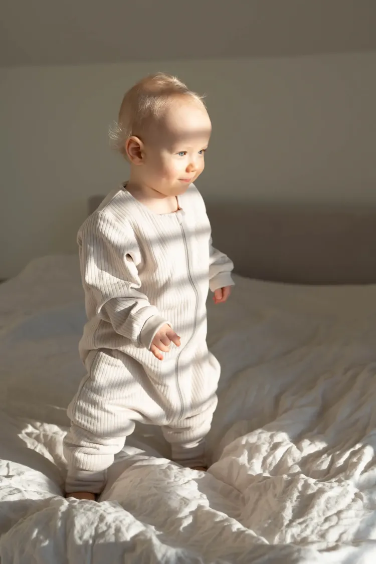 Śpiworek z nogawkami 1,5 tog Prążek jasny beż z długim rękawem